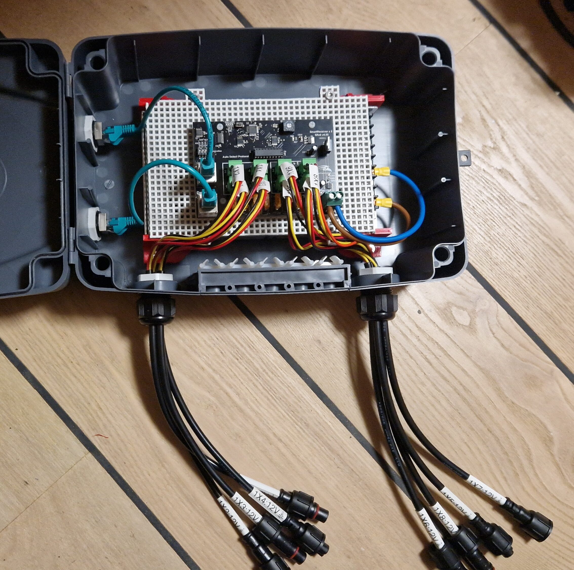 Kasse med en 12V strømforsyning og en SRx2 Smart Receiver